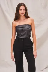 Top strapless negro con textura acanalada y corte ajustado.