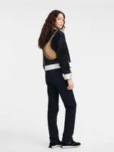 Cartera Longchamp modelo Hobo, de cuero color negro.