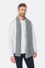 Bufanda de tejido grueso con diseño acanalado (rib), color gris.