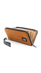 Billetera larga con cierre perimetral, confeccionada en nylon capitoneado color verde petróleo. Cuenta con correa de mano desmontable con logo estampado y parche frontal con marca LNS.