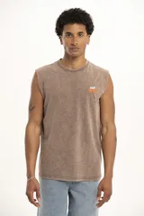 Musculosa marrón con cuello redondo y estampado pequeño en el pecho con el logo de la marca.