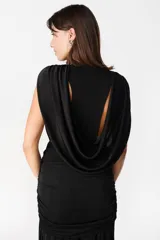 Vestido largo de fiesta color verde oliva, con escote profundo drapeado y falda con frunces laterales que aportan movimiento y caída fluida.