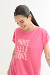 Vestido corto color verde agua con estampado de flor lineal, de corte recto y manga corta. Incluye cinturón de jean anudado a la cintura.