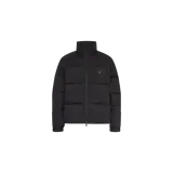 Campera puffer Represent de color negro, con diseño acolchado horizontal, cuello alto y cierre frontal con cremallera. Presenta un pequeño logo bordado en el pecho.