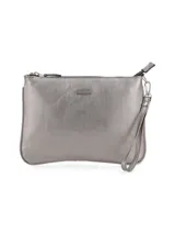 Cartera tipo sobre color plateado con cierre superior y correa de mano extraíble. Cuenta con detalle de placa metálica con logo en el frente.