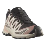 Championes de trail running Salomon XA Pro 3D V9, en combinación de tonos negros, beige y rosados, con sistema de cordones de ajuste rápido y suela con tecnología All Terrain Contagrip.