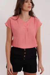 Short color ladrillo con cintura elastizada y cuatro botones decorativos al frente.