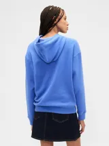 Canguro con capucha y cordones ajustables, color turquesa, con el logo de la marca estampado en el frente y bolsillo tipo canguro.