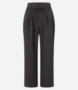 Pantalón pantalona de poliéster color gris oscuro, con cintura alta, corte amplio, pliegues frontales, trabillas y cinturón fino.