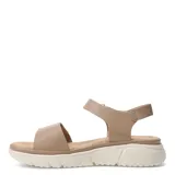 Sandalias de cuero color beige con plataforma baja de goma blanca. Presentan tiras anchas con detalles perforados y un toque de brillo dorado en la parte frontal, con cierre de velcro ajustable en el tobillo.