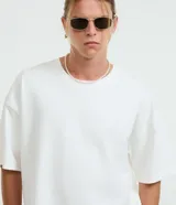 Remera básica de corte overboxy color marrón, con cuello redondo y mangas cortas holgadas.