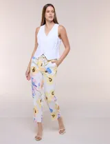 Pantalón ankle de sastrería color blanco con estampado floral multicolor, de corte recto y tiro medio con cordón de ajuste en la cintura.