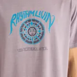 Remera color lila con estampa vintage de la marca Rhythm que incluye texto y diseño circular.