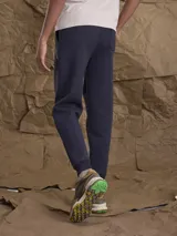 Pantalón tipo jogger color azul marino, con cintura elástica ajustable mediante cordón y puños elásticos en los tobillos.