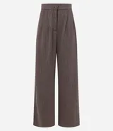 Pantalón wide leg de sastrería color gris con estampado de raya de tiza, tiro alto con cintura fija, pliegues delanteros y cierre frontal con botón y cremallera.