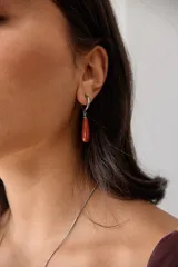 Aros colgantes de acero quirúrgico plateado con dije de piedra natural rosa en forma de lágrima.