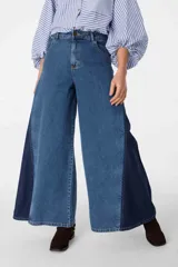 Pantalón de jean de corte recto, con dos tonos de bordó y azul oscuro separados por una costura vertical.