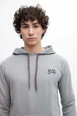 Canguro gris con capucha y cordones, con logo 'leap' estampado en el pecho.