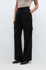 Pantalón cargo negro de corte palazzo, con pinzas en la cintura, bolsillos laterales tipo cargo y bolsillos traseros.