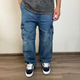 Jean cargo de corte mega oversize en denim azul lavado, con bolsillos laterales tipo cargo y costuras reforzadas.