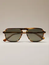 Lentes de sol con montura Carey C2, de forma cuadrada con puente doble y lentes grises.