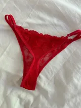 Bombacha colaless de encaje rojo.