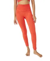 Calza deportiva de tiro alto, color naranja quemado con efecto acid wash, confeccionada en tejido de nylon y spandex. Presenta un amplio cinturón acanalado y un pequeño logo estampado en la cadera.