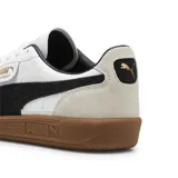 Championes Puma Palermo LTH, color blanco con detalles en negro y beige. Suela de goma color caramelo.