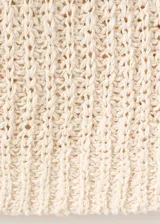 Top tejido de punto grueso en color beige, con cuello redondo y diseño sin mangas con tirantes anchos.
