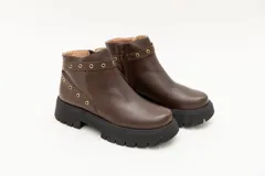 Borcego de cuero marrón con apliques de ojales metálicos y suela track.