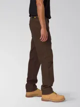Pantalón de jean de corte recto, color marrón, con diseño clásico de cinco bolsillos, cierre de cremallera y detalles de marca en remaches y parche trasero.