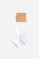 Medias tipo soquete lisas de color blanco, con puño elástico acanalado y refuerzo en el talón.