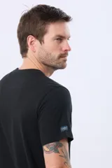 Remera lisa de manga corta y cuello redondo, color gris oscuro, de calce cómodo con pequeño logo bordado en el pecho.