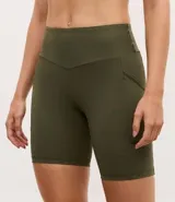 Bermuda deportiva de tiro alto con cintura ancha, confeccionada en tejido de poliamida con elastano, ofreciendo un ajuste cómodo y gran movilidad.