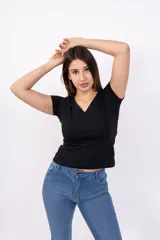 Remera negra de corte ajustado con escote en V y mangas cortas.