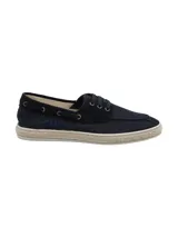 Alpargata tipo slip-on de color azul navy, con cordones frontales, detalles de costuras y suela revestida en yute trenzado.