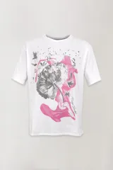 Remera blanca de algodón con estampado de flor en tonos grises y rosados.