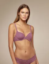 Soutien de lycra color violeta, con aro y copa con forma. Breteles fijos con largo regulable.