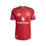 Camiseta de fútbol Adidas del Manchester United, modelo Local 25/26. Diseño rojo con detalles negros y blancos en cuello y mangas. Incluye logo de Adidas, escudo del club y sponsor Snapdragon en el frente.