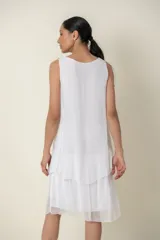 Vestido midi de seda negro con diseño de capas y volados en el bajo, sin mangas y escote redondo fruncido.