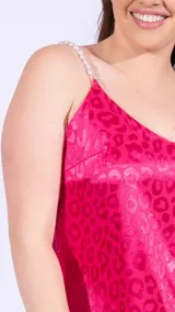 Vestido midi blanco con estampado animal en gris, breteles finos con detalle de perlas y escote en V.