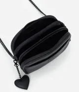 Cartera bandolera negra de poliuretano con tres compartimentos con cierre de cremallera y asa de cadena.