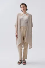 Top de tiras cruzadas color rojo. Su cuerpo tejido se amolda a la silueta y las tiras cruzadas permiten tener los hombros al descubierto, sujetando bien el busto.