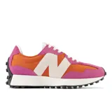 Championes New Balance 327 de dama, con capellada de nylon color naranja y superposiciones de gamuza color fucsia. Logo "N" asimétrico en color blanco y suela de goma negra con diseño texturizado.