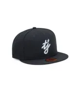 Gorra snapback negra, estilo 59FIFTY, con visera plana y bordado frontal en hilo blanco que simula las letras 'tj' con una estrella.