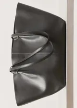 Bolso tipo shopper de efecto piel en color marrón oscuro, con diseño estructurado, doble asa de hombro y cierre de botón magnético.