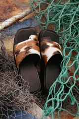 Sandalias plataforma Barina de color negro, con diseño tipo slide, suela chunky y textura sutil.