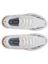 Championes Under Armour modelo Apparition Tech, de estilo retro inspirado en los años 2000. Presentan una base blanca con detalles en verde oscuro, amarillo y celeste. Incorporan amortiguación HOVR™ y una parte superior que combina malla y cuero con elementos reflectantes.