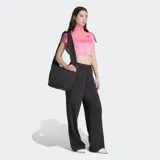 Bolso tipo bowling de Adidas, color negro, con diseño minimalista y logo del Trifolio en relieve. Cuenta con correa acolchada y cierre principal.