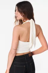 Top halter color bordó con escote profundo y tirantes decorados con cuentas artesanales.